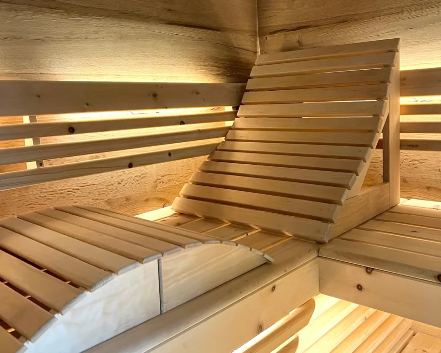 Große Saunaliege aus feinem Naturholz – Polarholz, ergonomisch geformt, in heller Espe oder dunkler Erle, Bild 2