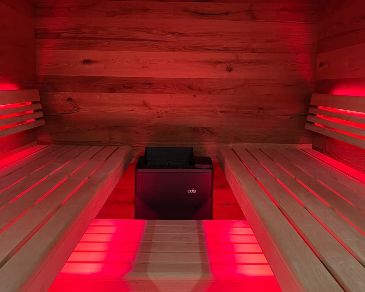 Indirekte Rücken- und Unterbankbeleuchtung für die Sauna – warmes, blendfreies Licht hinter der Lehne