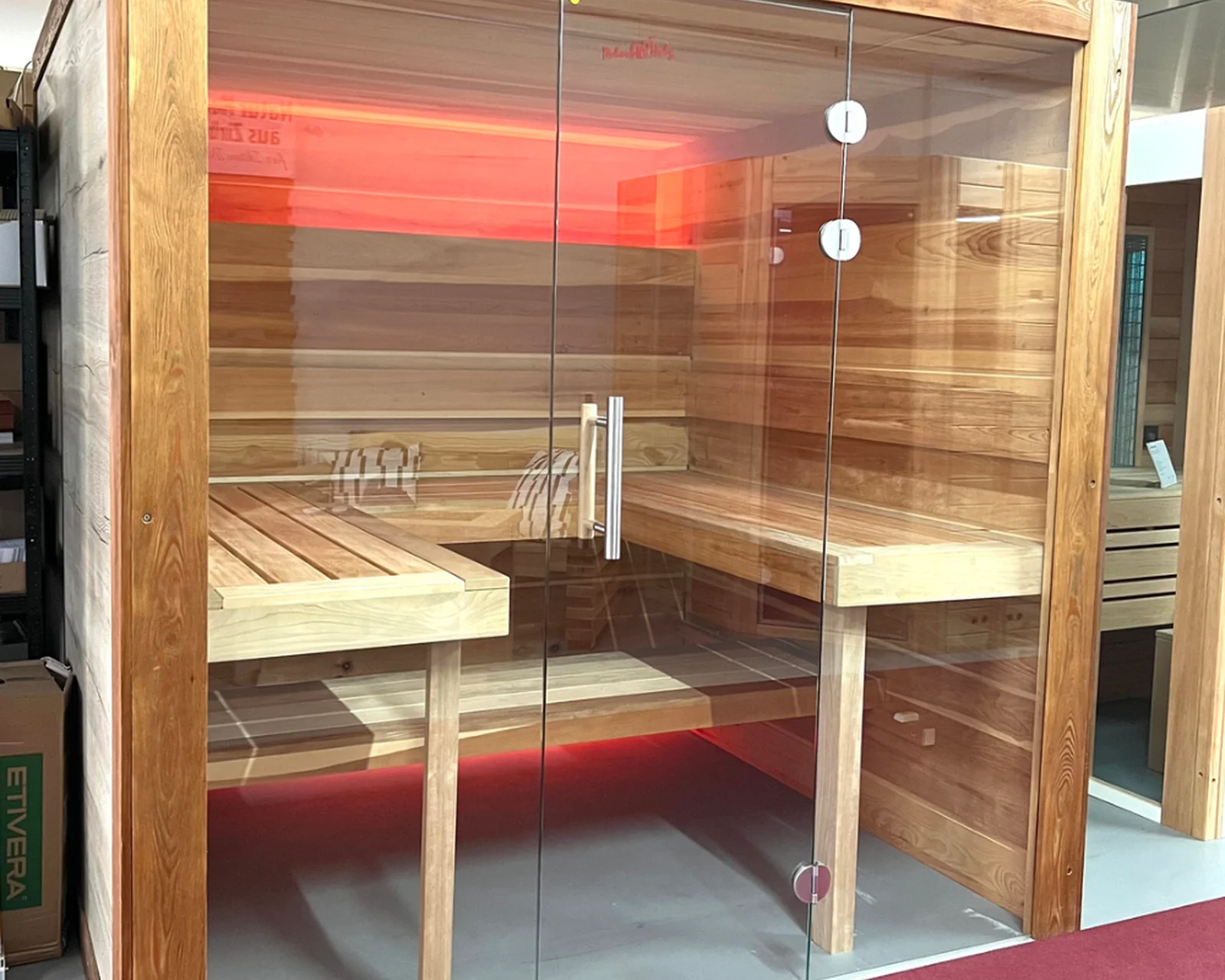 Finnische Designsauna aus Holz mit stimmungsvoller LED-Beleuchtung