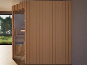 Sauna Athen Glastür Profilholz Erle von der Seite, Blick durch die geöffnete Glastür auf den Saunaofen
