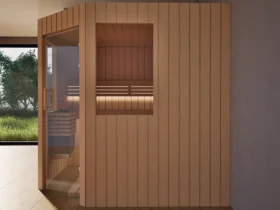 Sauna Athen 2 kleine Fenster Profilholz Erle von der Seite, Blick durch die geöffnete Glastür auf den Saunaofen
