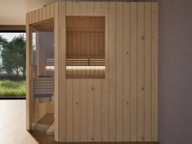 Sauna Athen 2 kleine Fenster Profilholz Zirbe von der Seite, Blick durch die geöffnete Glastür auf den Saunaofen