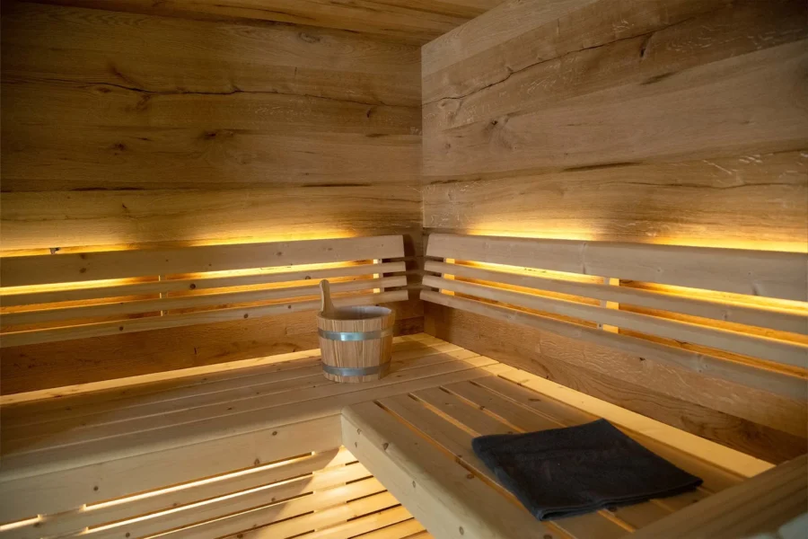 Massivholzsauna mit Unterbankbeleuchtung
