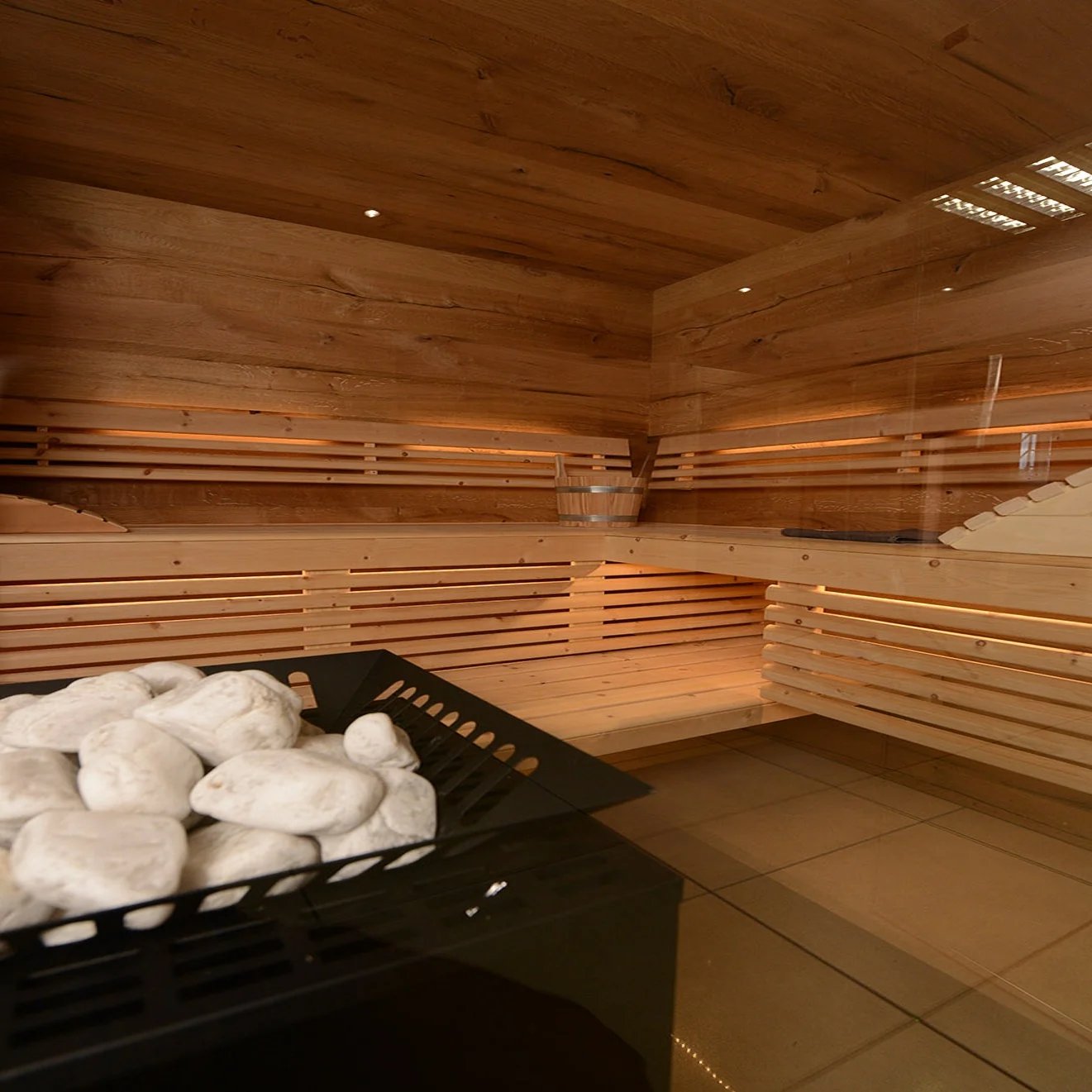 Innenausbau einer Sauna mit Ofenschutzgitter