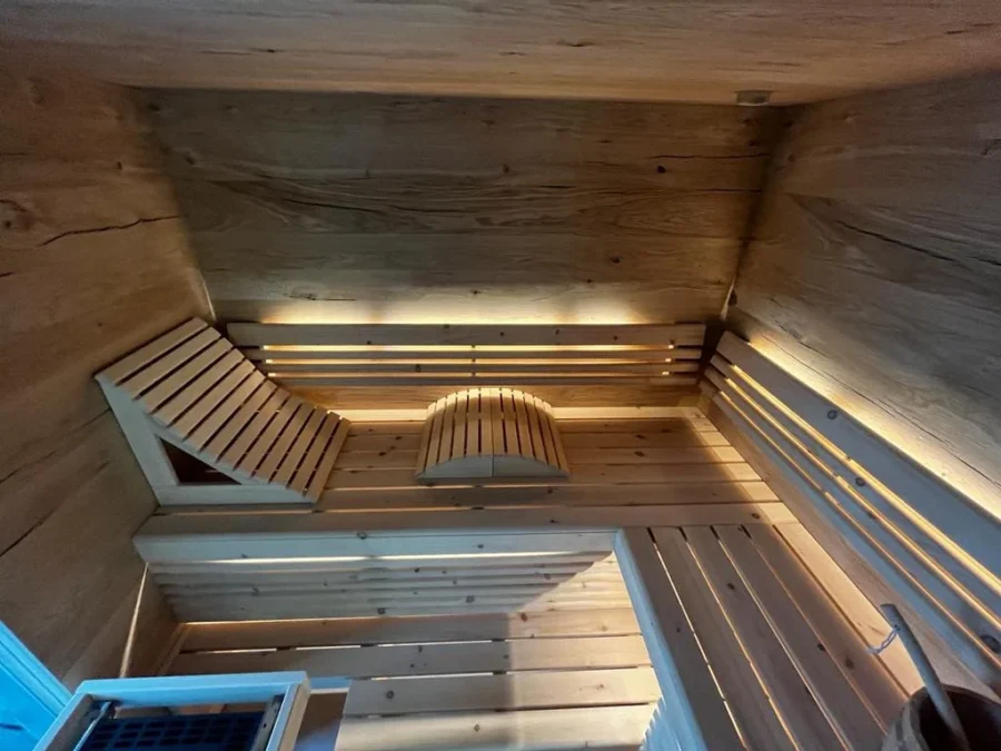 Individuell gebaute Sauna mit Altholzwand und indirektem Licht