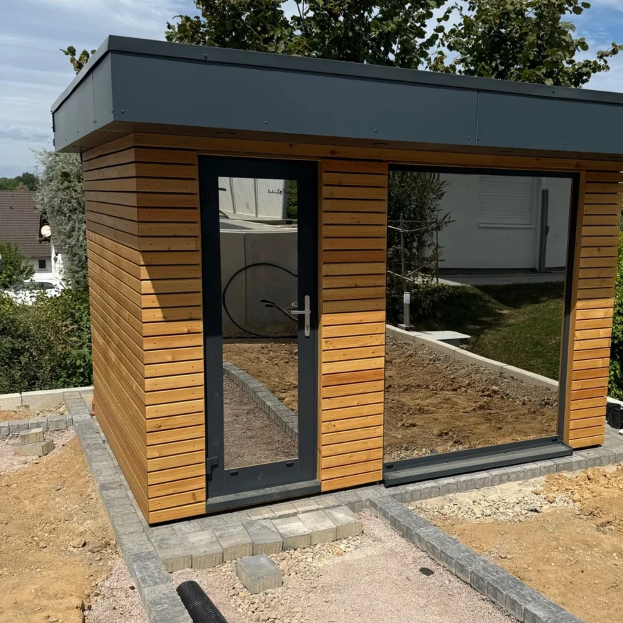 Gartensauna freistehend – Außenkabine nach Maß mit Glastür und Fensterfront, Ansicht von vorne
