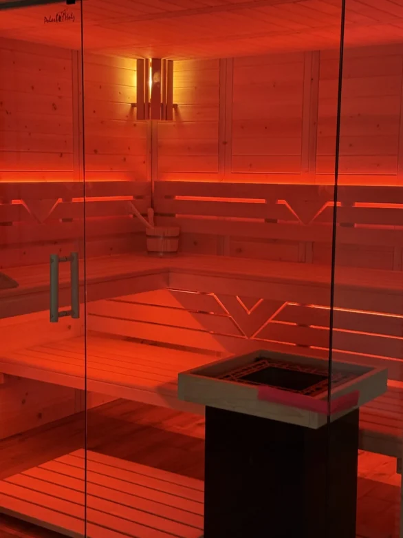 Sauna mit Glasfront und rotem Farblicht
