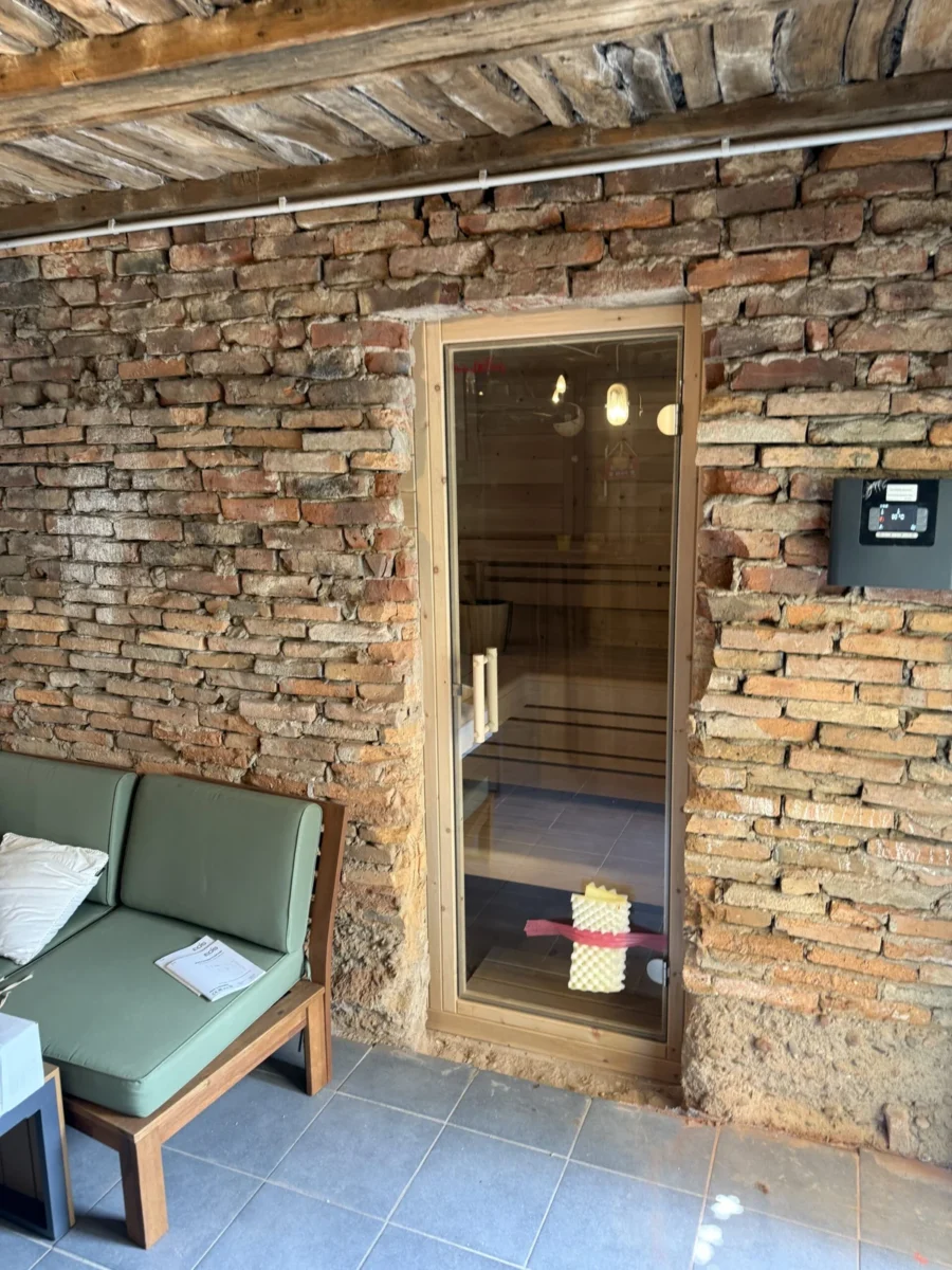 Sauna in einem Gewölbe mit Sitzgruppe davor
