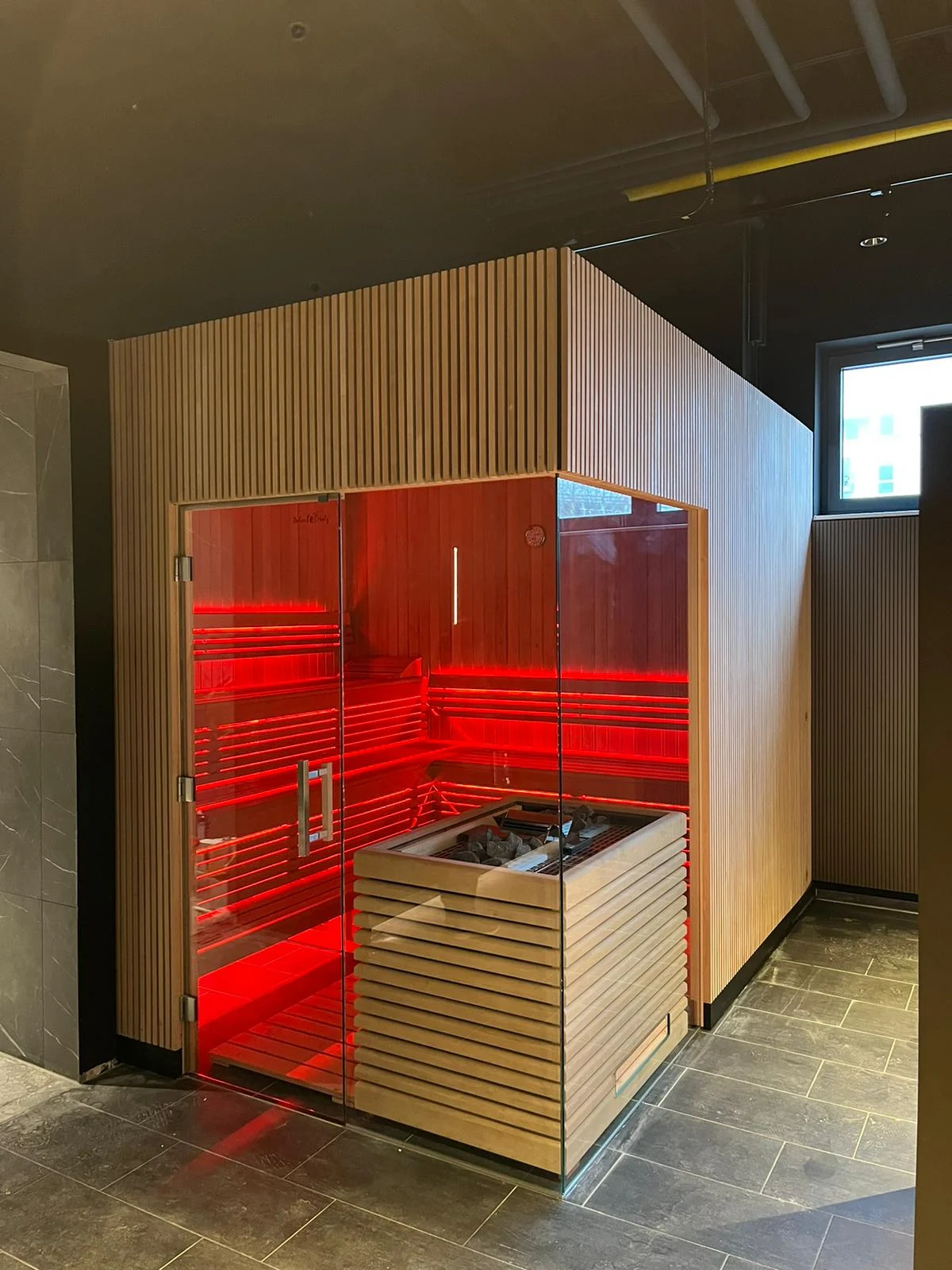 Gewerbliche Sauna mit rotem Farblicht