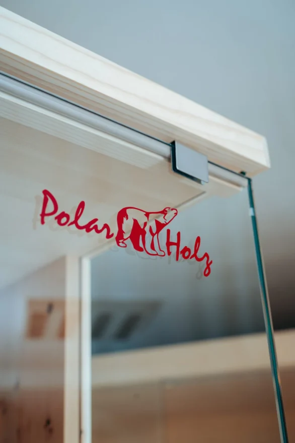 Polarholz-Schriftzug auf der Glastür der Infrarotkabine