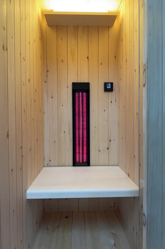 Innenraum der Pura 1 F mit Strahler und Bank