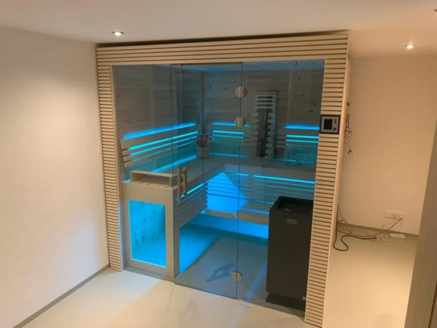 Kristall mit Glasfront vor einer Wand aus schmalen Holzleisten