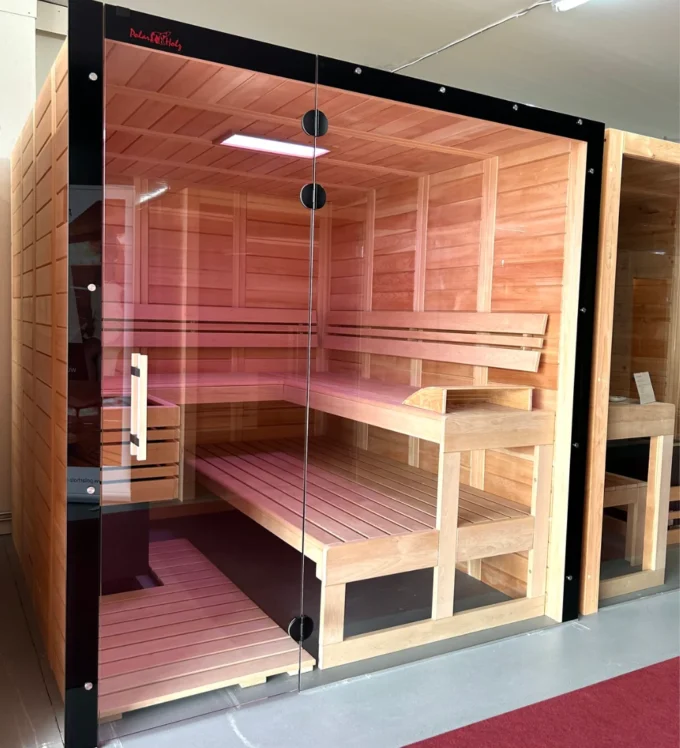 Kristall mit dunkel gerahmter Glasfront