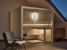 Sauna Kristall Profilholz Linde mit geöffneter Glastür