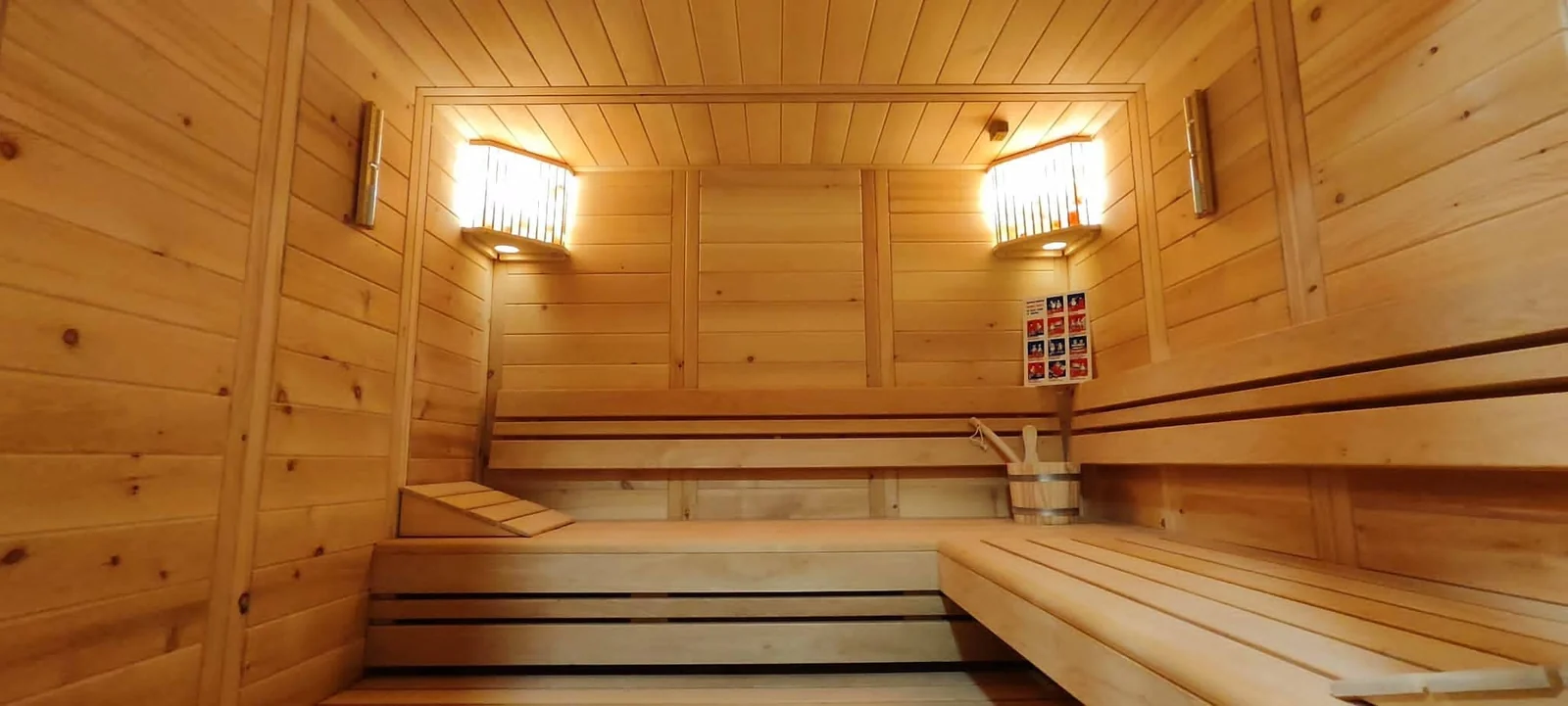 Nach Maß gebaute Sauna mit zwei Wandleuchten