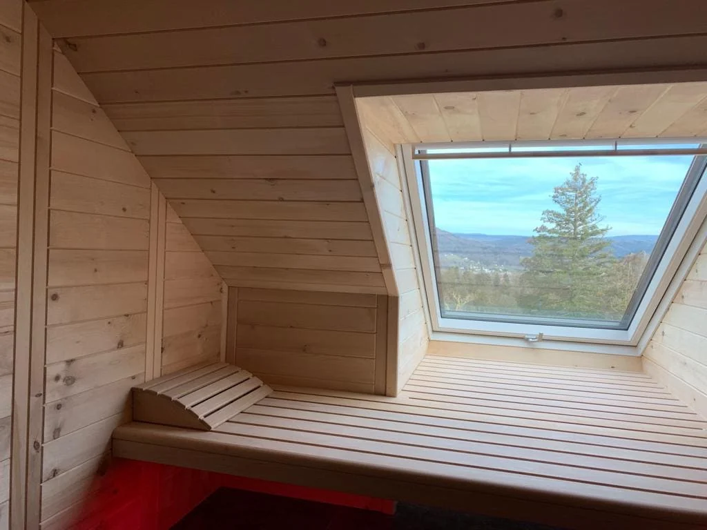 Saunabank unter der Dachschräge mit Dachfenster