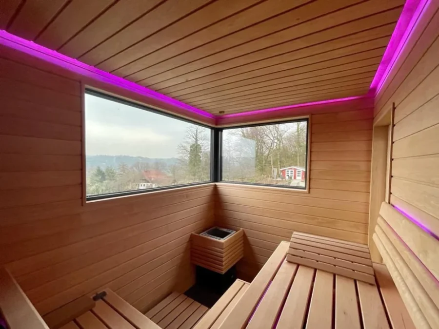 Einbausauna mit über Eck geführtem Panoramafenster