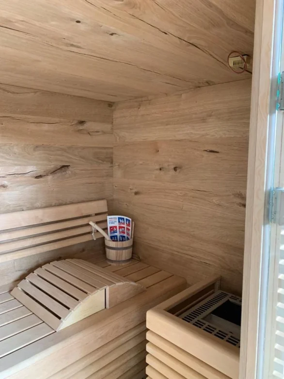 Eckbank in einer Sauna unter der Dachschräge