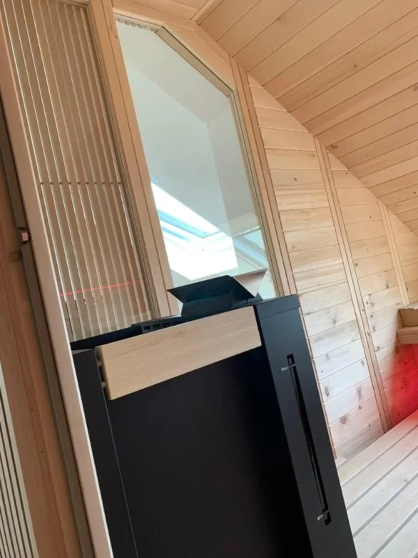 Sauna unter der Dachschräge mit Dachfenster und Ofen
