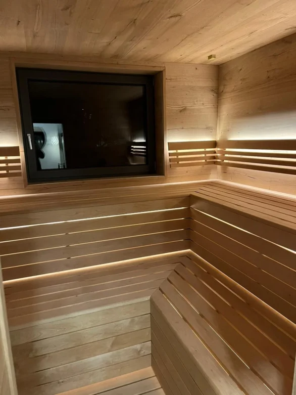 Sauna nach Maß mit integriertem Fenster