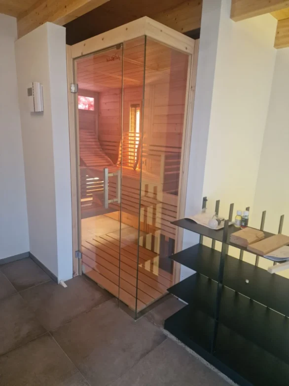 Einbausauna mit Glasfront in einer Nische