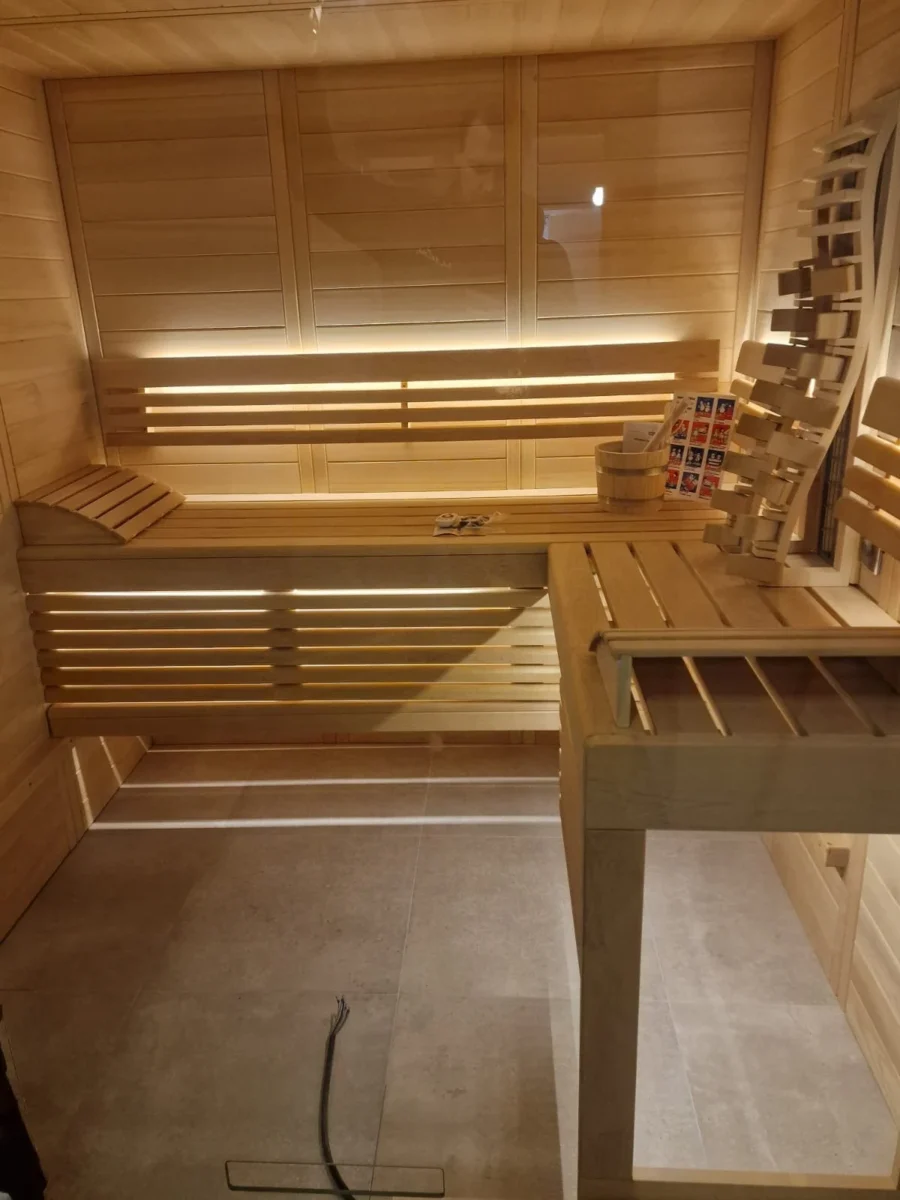 Innenansicht einer nach Maß gebauten Sauna