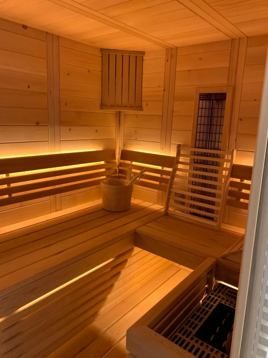 Sauna nach Maß mit Ofen und Bankaufbau