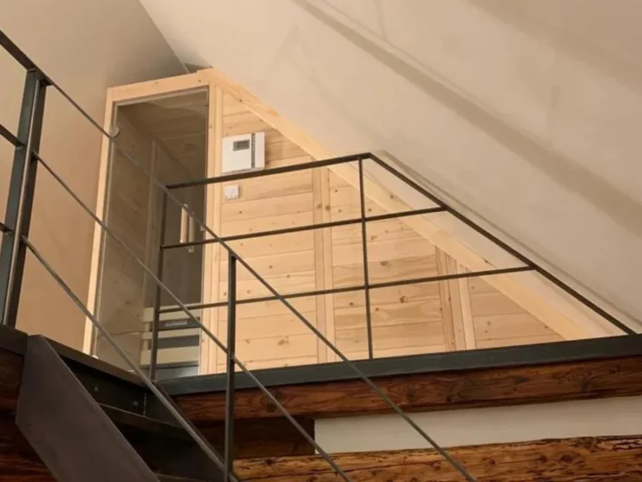 Saunakorpus an Treppe und Dachschräge angepasst