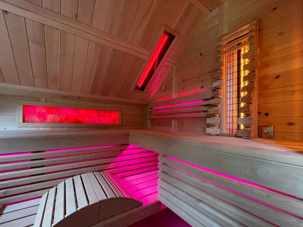 Sauna unter der Dachschräge mit rotem Farblicht