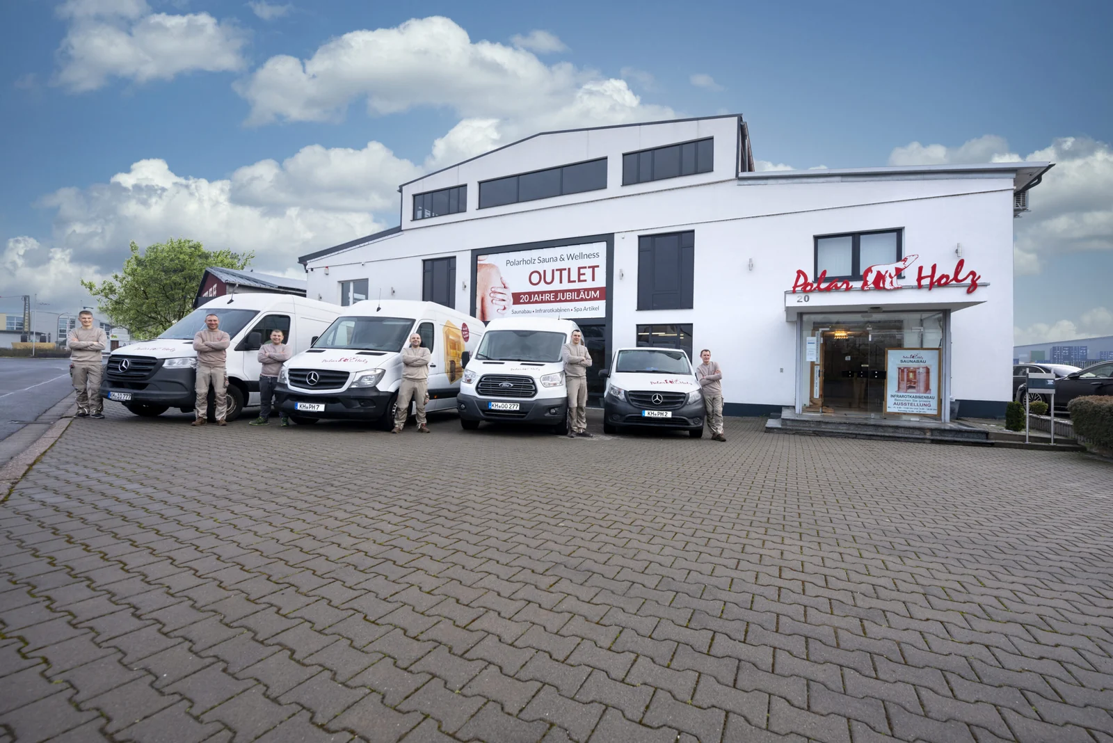Fahrzeuge und Monteure von Polarholz vor dem Betriebshof in Langenlonsheim