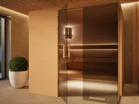 Sauna Morena Plattenbauweise Erle mit geöffneter Glastür, Ofenplatz noch frei