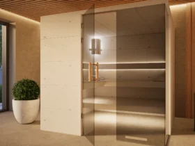 Sauna Morena Plattenbauweise Zirbe mit geöffneter Glastür, Ofenplatz noch frei