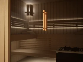 Holzgriff und Saunalampe der Sauna Morena Profilholz Linde