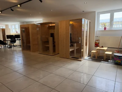 Blick in die Ausstellungshalle mit begehbaren Saunakabinen