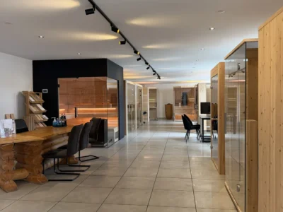 Ausstellungshalle mit Massivholzsaunen in Langenlonsheim