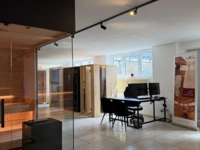 Saunakabine mit Glasfront und Saunaofen in der Ausstellung