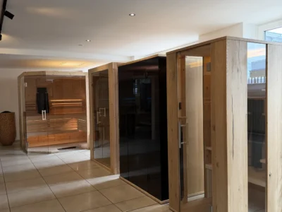 Kabinentüren aus Holz und Glas im Ausstellungsraum