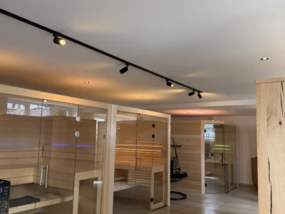Begehbare Ausstellungssauna mit Liegebänken