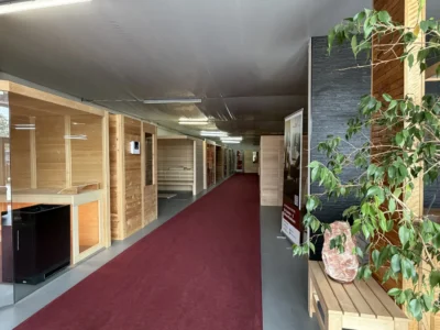 Ausstellungsgang mit Saunakabinen und Saunaofen in Langenlonsheim