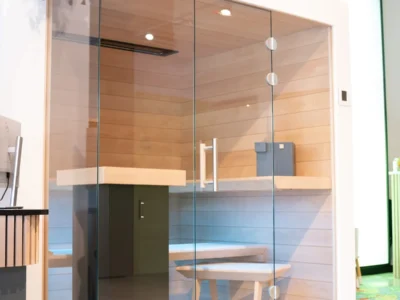 Saunakabine mit Glasfront in der Ausstellung Wiesbaden