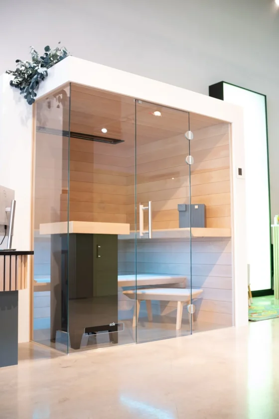 Saunakabine mit Glasfront in der Ausstellung Wiesbaden