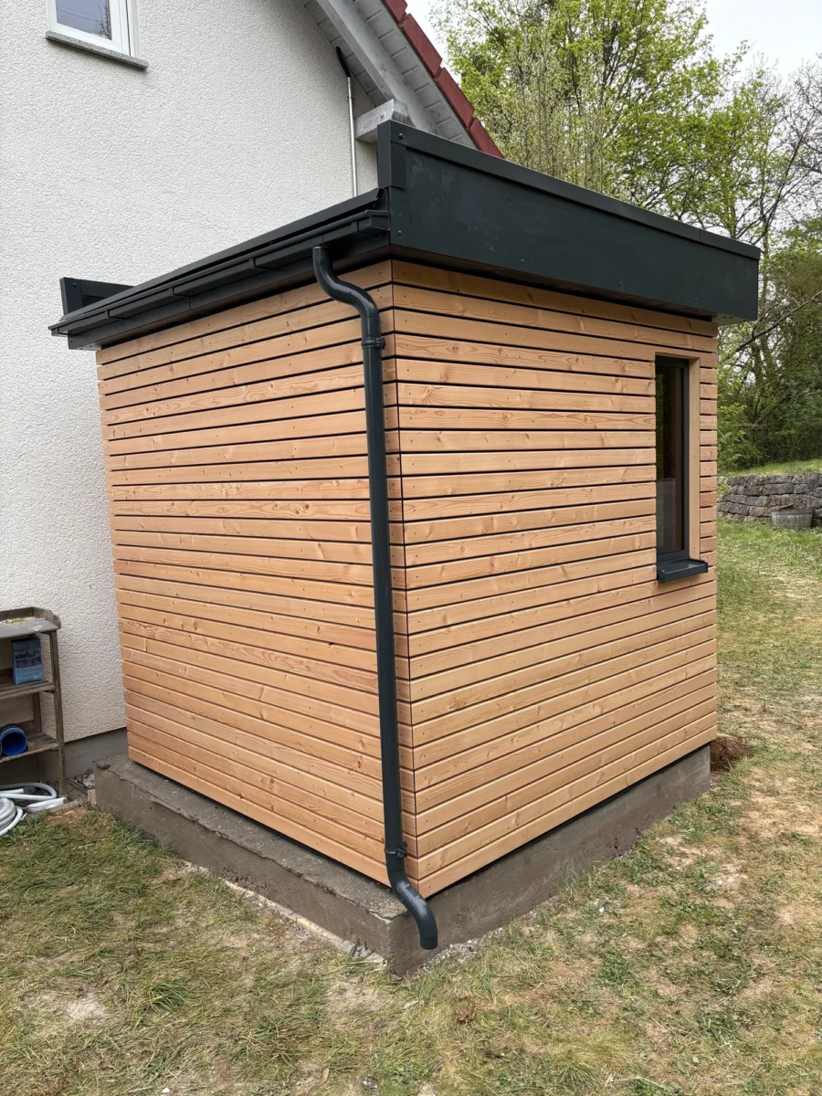 Gartensauna im Grünen – freistehend im Garten