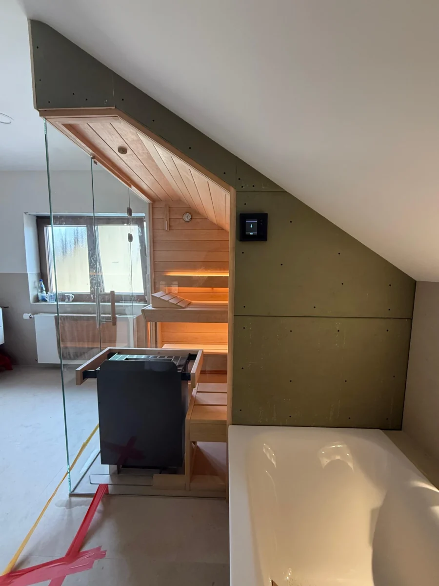 Ecksauna unter der Dachschräge – Sonderanfertigung