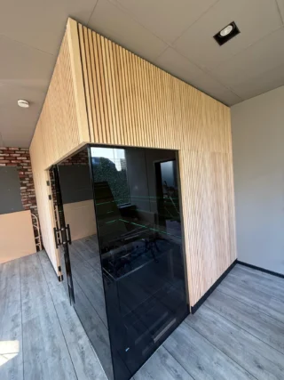 Sauna mit Glasecke in hellem Holz