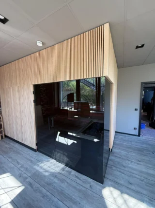 Sauna mit Glasecke in hellem Holz