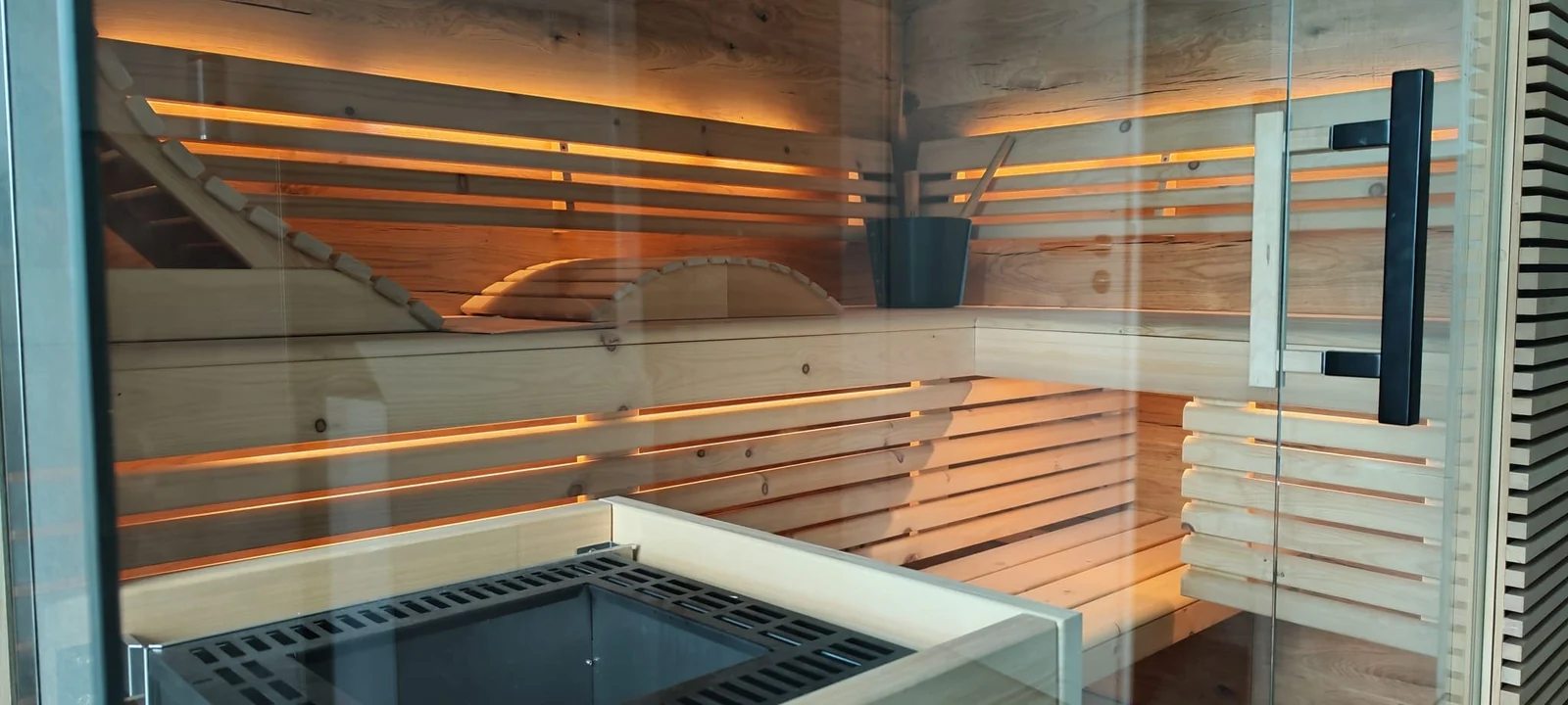 Sauna mit indirekter Beleuchtung und Glasfront
