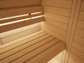 Saunaliege mit Rückenlehne in der Sauna Amara Massivholz Zirbe