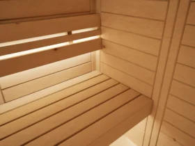Obere Liege mit Rückenlehne in der Sauna Amara Massivholz Zirbe