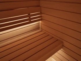 Saunaliege mit Rückenlehne in der Sauna Amara Profilholz Erle