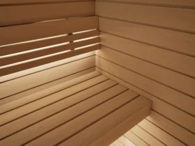 Obere Liege mit Rückenlehne in der Sauna Amara Profilholz Linde
